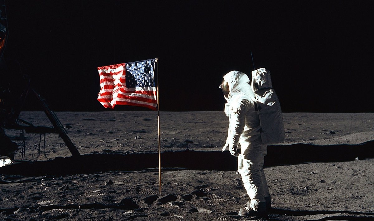 Astronautas Buzzas Aldrinas prie Amerikos vėliavos mėnulyje, 1969 m.