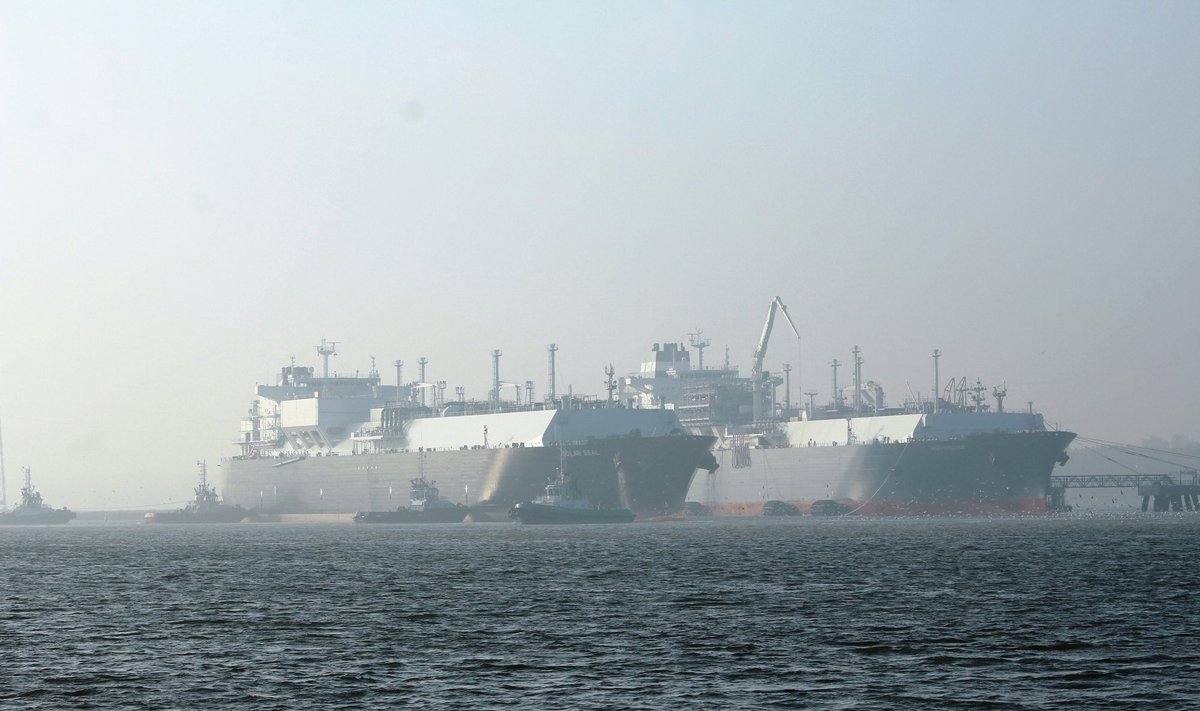 The gas tanker "Golar Seal" and the LNG terminal "Independence"