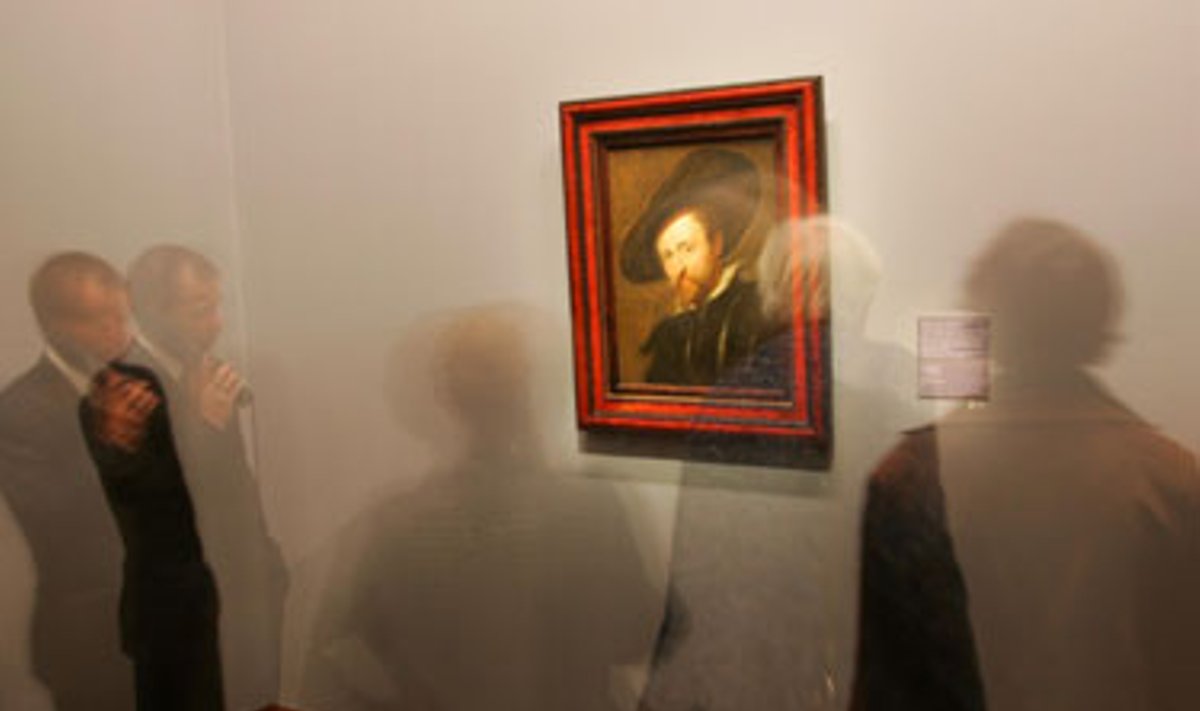 Austrijoje muziejaus lankytojai apžiūrinėja Rubenso autoportretą. 