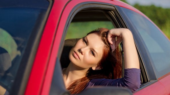 Avarinės situacijos metu išvydusi, kas sėdi prie raudono automobilio vairo, moteris apstulbo