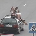 Pasivažinėjimas Klaipėdoje: vaikinas ant variklio dangčio, merginos - ant stogo