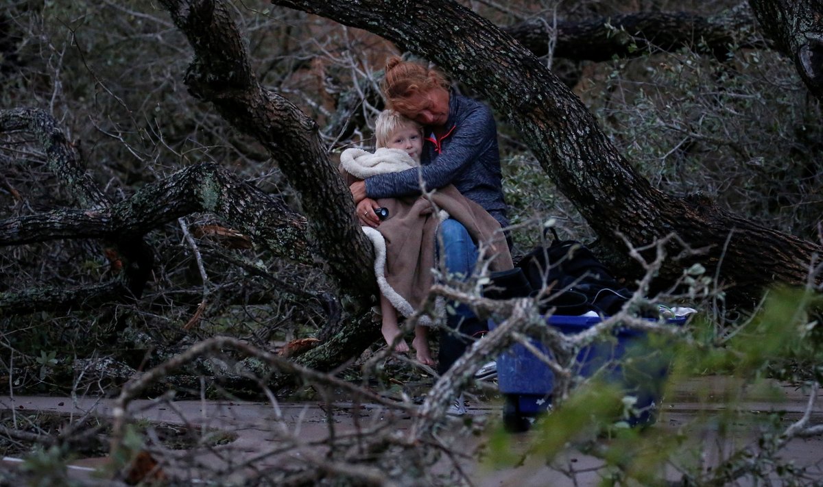 Žmogaus gyvybės pareikalavęs uraganas „Harvey“ pakibo virš Teksaso