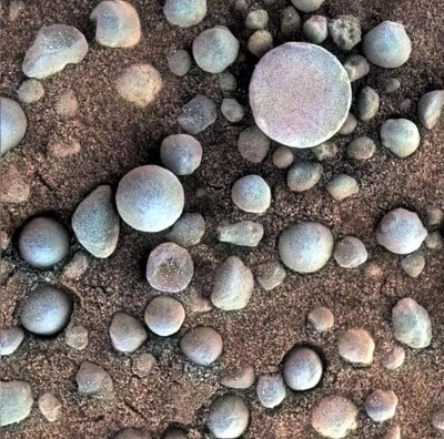 Marse aptinkama įvairių struktūrų, kurios gali savo išvaizda priminti Žemėje egzistuojančias gyvybės formas.