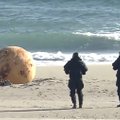 Jūros bangos į pakrantę Japonijoje išplovė paslaptingą apvalų metalinį objektą: žmonės suglumę – kas tai?