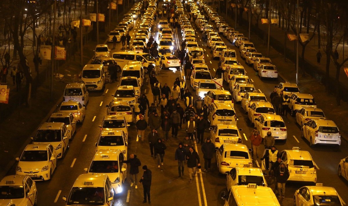 Madrido policija streikuojančių taksi vairuotojų blokuotą gatvę valė kranais