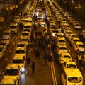 Madrido policija streikuojančių taksi vairuotojų blokuotą gatvę valė kranais