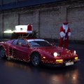 Į Vilniaus gatves išriedėjo kalėdinis „Ferrari“ automobilis: šventišką nuotaiką kelia ne tik lemputėmis, bet ir skambančia muzika