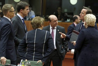 Iš kairės : Suomijos ministras pirmininkas Alexanderis Stubbas, Vokietijos ministras pirmininkas Markas Rutte, Latvijos ministrė pirminkė Laimdota Straujuma, Rumunijos Prezidentas Traianas Basescu, Didžiosios Britanijos ministras pirmininkas Davidas Cameronas ir Lietuvos prezidentė Dalia Grybauskaitė diskutuoja  ES susitikime Briuselyje