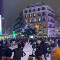 Sniegas Madride: slidininkai judriausioje gatvėje ir vyras tiranozauro kostiumu