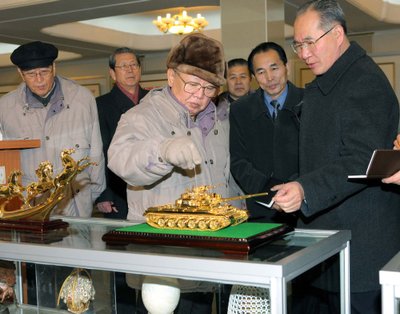 Kim Jong Ilas 2011 m. lankėsi dailės studijoje Mansudae