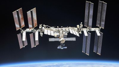 Rusijos erdvėlaivyje, prisišvartavusiame TKS, užfiksuotas skysčių nuotėkis. NASA/ESA/Roscosmos nuotr.