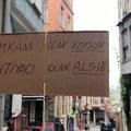 Įkvėptas italų, britas Stambule pakabino „solidarumo pintinę“