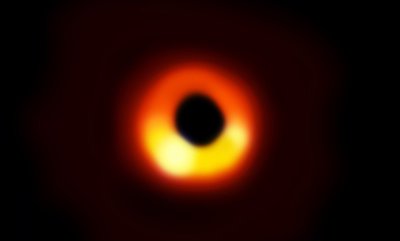 Paukščių tako galaktikos cenre gali būti net dvi juodosios skylės. NASA/ESO/Wikipedia/Shutterstock nuotr.