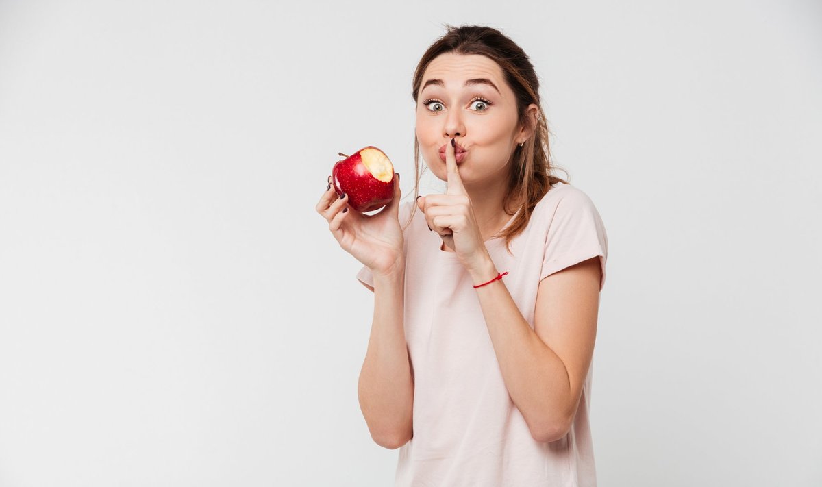 Moteris valgo obuolį