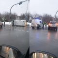 Avarija Šiauliuose: tarnybinis policijos automobilis vertėsi ant šono