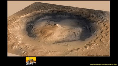 Krateris ir marsaeigis Curiosity. NASA/JPL-Caltech/ESA/DLR/FU Berlin/MSSS nuotr.