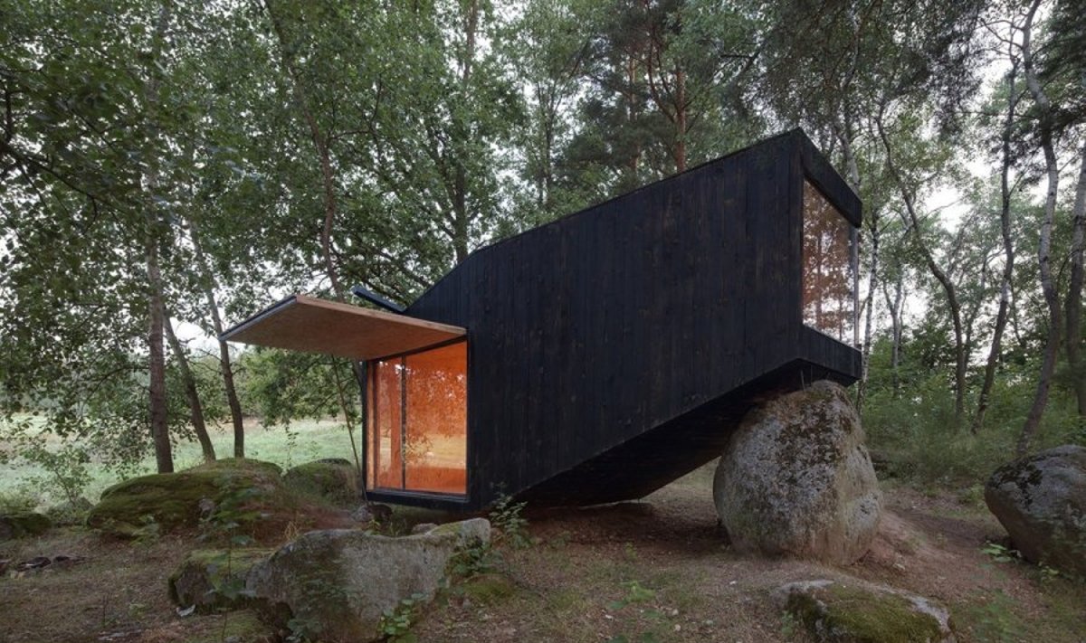 Keistos formos namelis miške / „Uhlik architekti“ architektų kompanijos nuotr. 