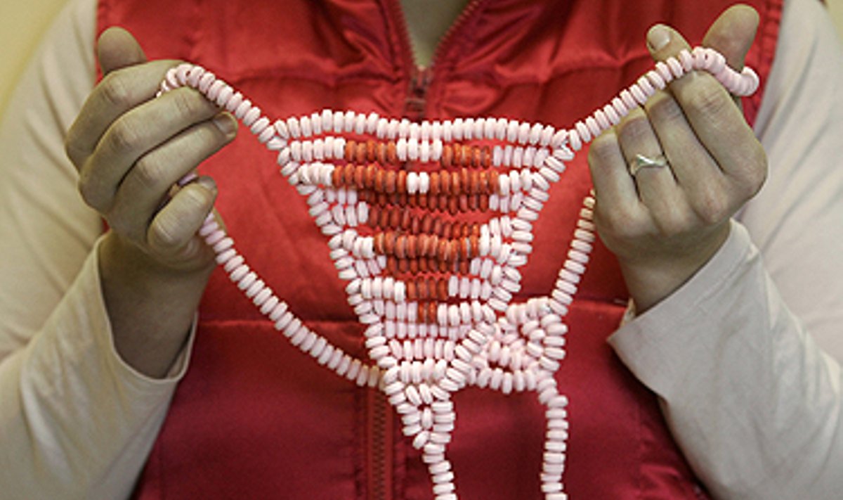 Lenkų dizainerė Agnieszka Sielicka demonstruoja Valentino dienai savo sukurtus stringus iš saldainių. 