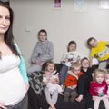 Iš pašalpų gyvenanti britė augina 12 vaikų ir nori dar: esu priklausoma nuo gimdymų