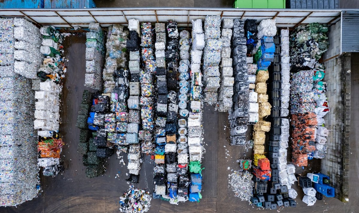 Išrūšiuotos plastiko atliekos, paruoštos gabenti ir perdirbti