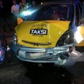 Taksisto nuotykiai: užmigęs prie vairo apgadino tris automobilius
