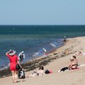 Nebesulaukia sezono atidarymo: neprižiūrimi gelbėtojų ir deginami kaitrios saulės poilsiautojai plūsta į paplūdimius
