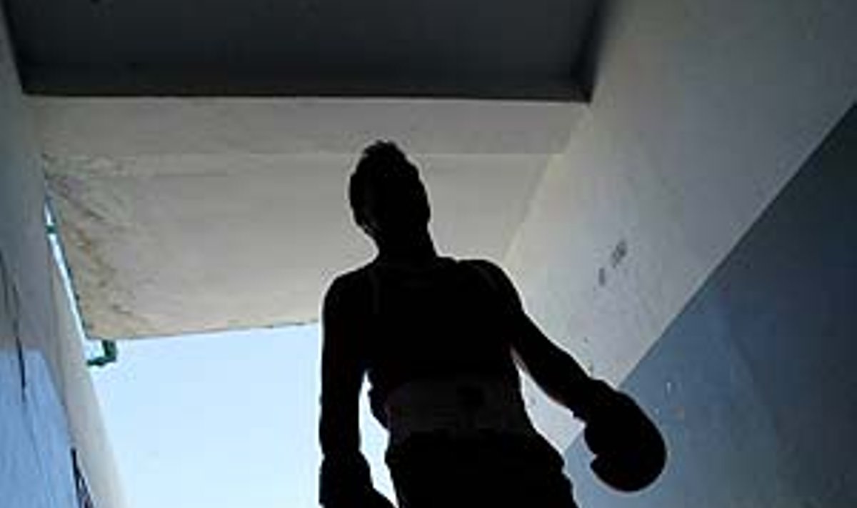 Afganistano boksininkas Bashirmal'as Sultani pozuoja per treniruotę Kabulo stadione 