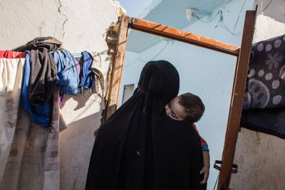 ISIS kovotojo žmona su vaiku pabėgelių stovykloje