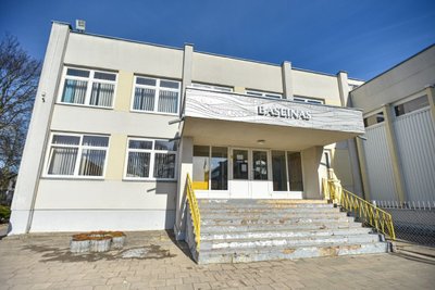 Į „Žemynos“ progimnazijos baseiną žmonės „iš gatvės“ įleidžiami tik su medicinine pažyma