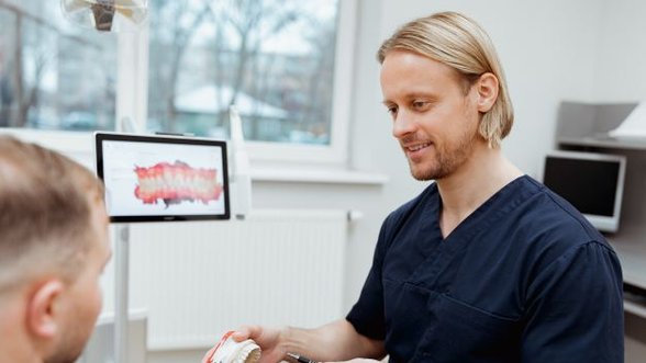 Gydytojas pristatė pažangiausią dantų atkūrimo metodą: taip implantuojant kyla mažiau komplikacijų