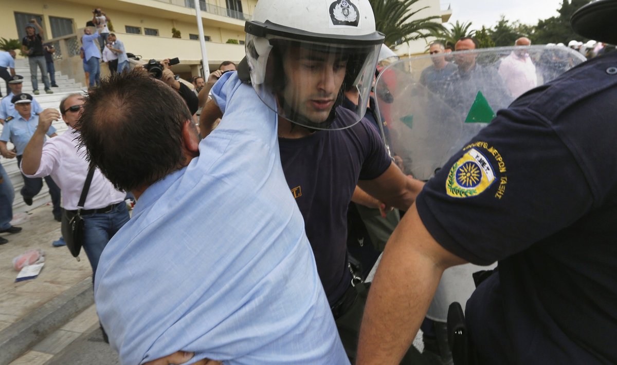 Graikijoje protestuojantys darbininkai įsiveržė į Gynybos ministerijos teritoriją