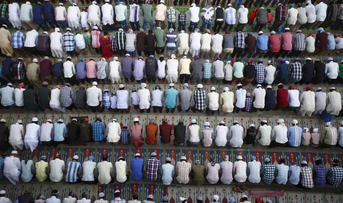 Musulmonai meldžiasi