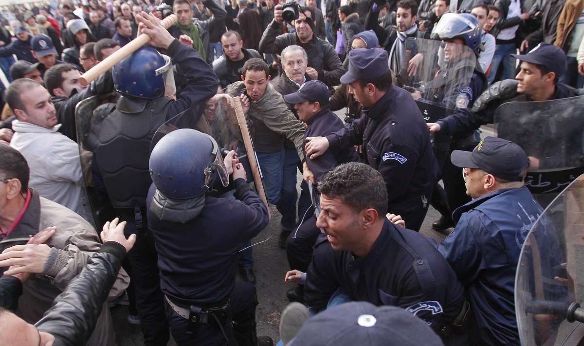 Alžyre vykusias demonstracijas tramdė pareigūnai