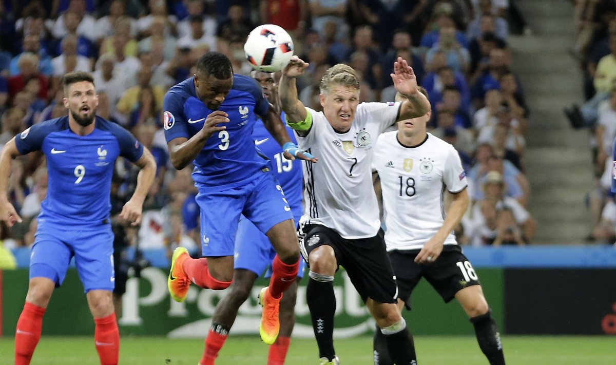  Bastianas Schweinsteigeris liečia kamuolį ranka