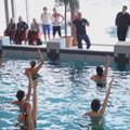 Vandens aerobika: stangrūs kūnas be alinančių pratimų