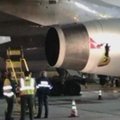 Keleivis nufilmavo kibirkščiuojantį lėktuvo variklį