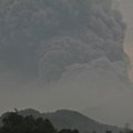 Indonezijoje išsiveržusio ugnikalnio pelenai paralyžiavo oro uostą Australijoje
