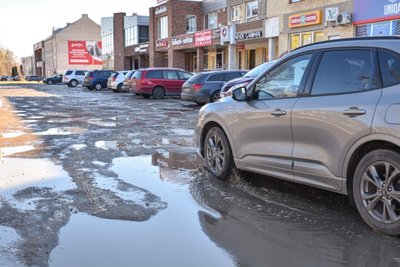 Metai iš metų Marso kanjonus primenanti aikštelė skęsta dulkių debesyse arba mirksta didžiulėse balose