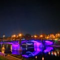 Žvėryno tiltas nušvito purpurine spalva