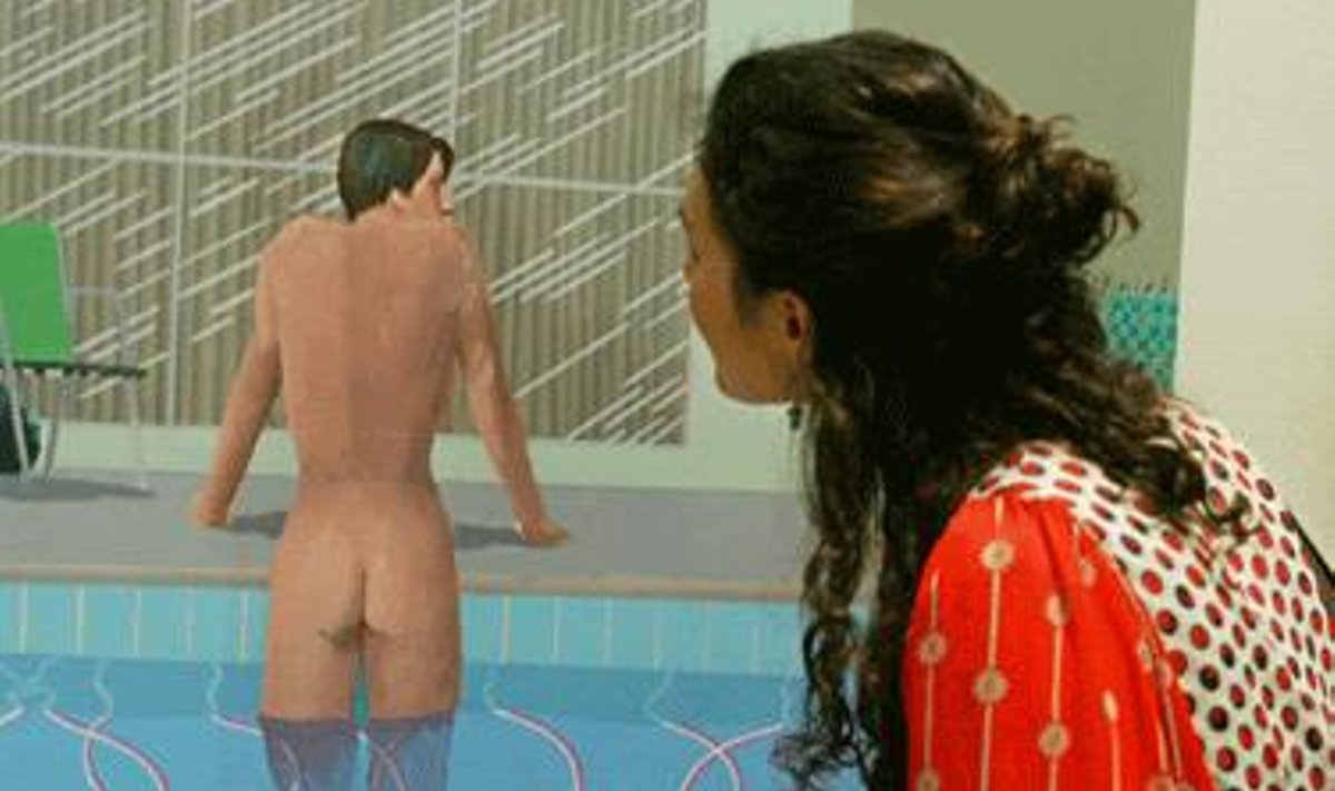 Moteris žiūri į brito Davido Hockney paveikslą, pavadintą „Peter Getting Out Of Nick s Pool“(Peteris lipa iš Nicko baseino), eksponuojamą Londone. 