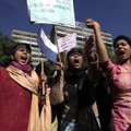 Indijoje grupinio išžaginimo auka grumiasi dėl gyvybės