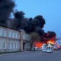 Didelis juodų dūmų stulpas Vilniuje: pranešama apie degantį automobilių sąvartyną