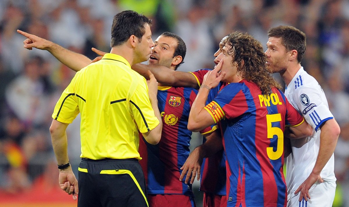 "Real" ir "Barcelona" futbolininkų ginčai su teisėju
