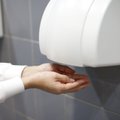 Kaip geriau nusausinti rankas viešajame tualete: džiovintuvu ar popieriniu rankšluosčiu?