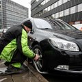 В Вильнюсе продолжают увозить оставленные в неположенных местах автомобили