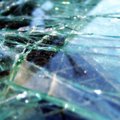 В Электренай призывник выбил стекло в автомобиле, ранив несовершеннолетнюю