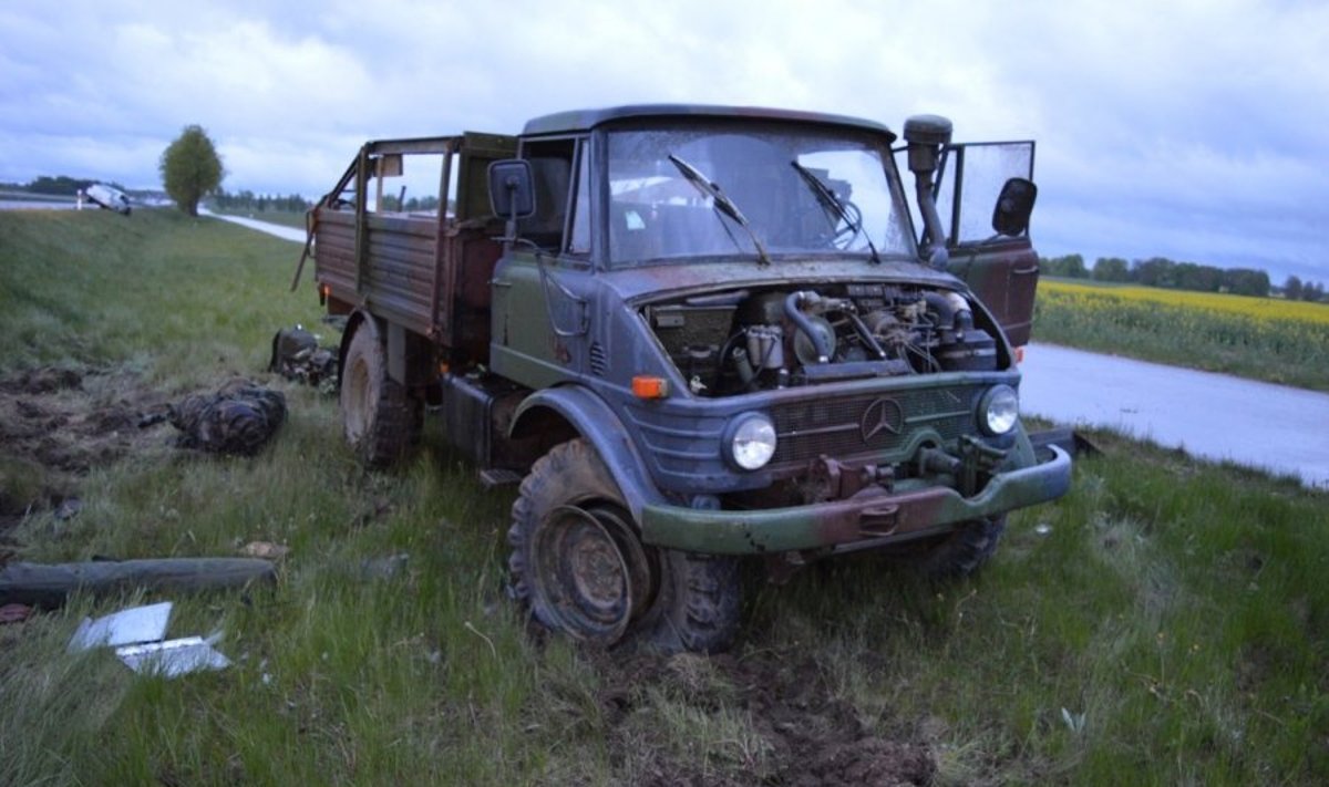 Karinį sunkvežimį apvertė girtas vairuotojas, į ligoninę išvežti aštuoni žmonės, Radviliškio r. PK nuotr.