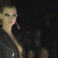 „Atelier Versace“ į Paryžiaus aukštosios mados savaitę sugrįžo po 8-erių metų pertraukos