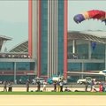Efektingi lėktuvų ir parašiutininkų pasirodymai Šiaurės Korėjoje
