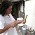 Brazilų menininkas iš bambuko gamina muzikos instrumentus